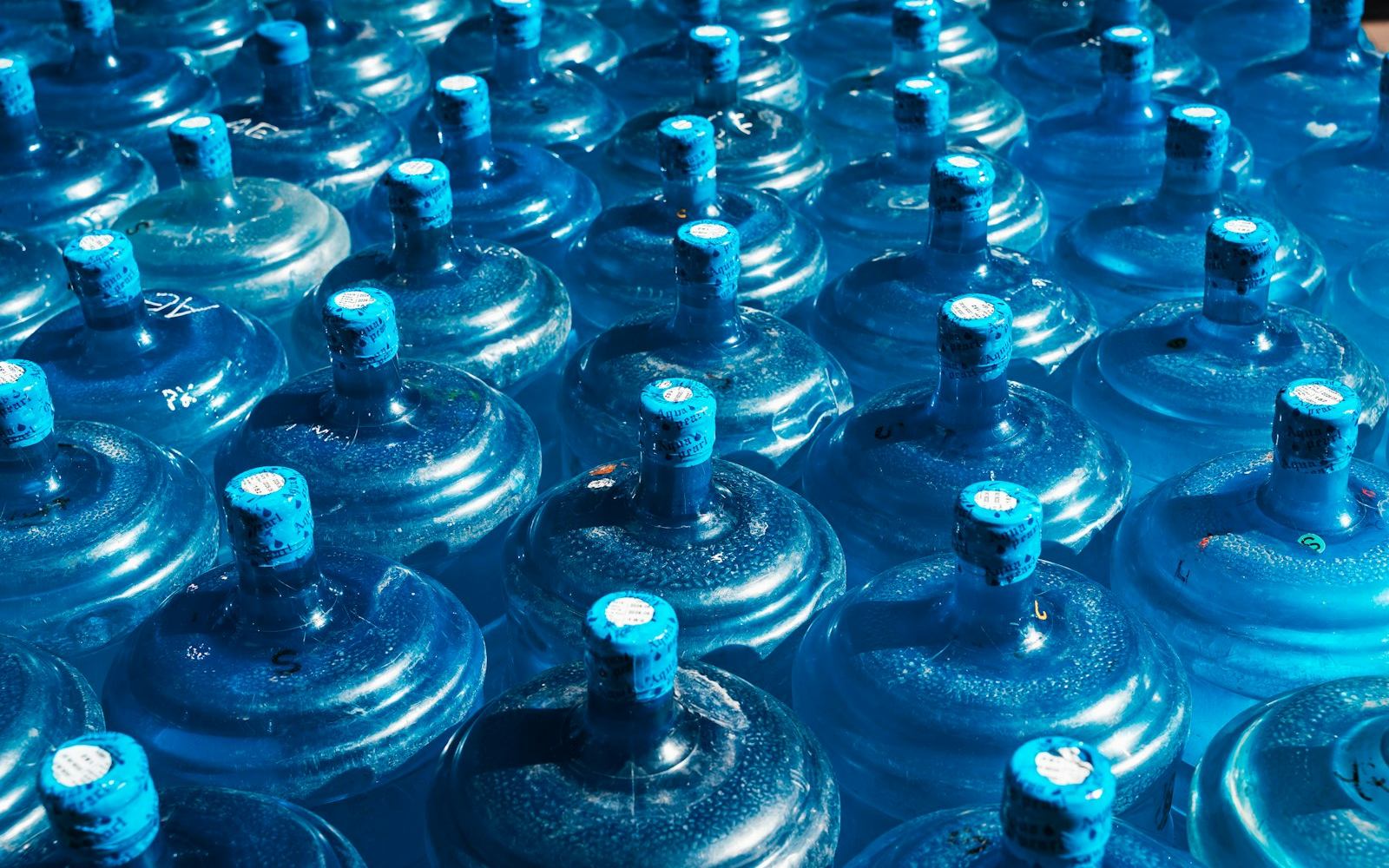 Galões de água de 20 litros enfileirados